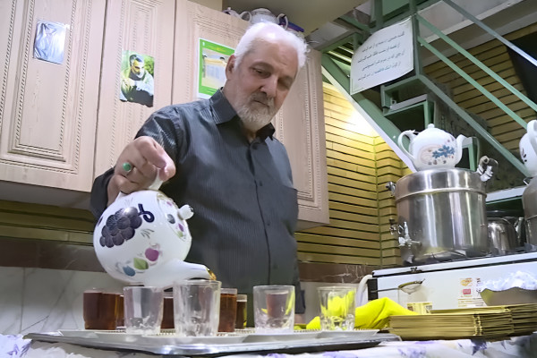 مردی که چایاش طعم شفا و روضه میدهد