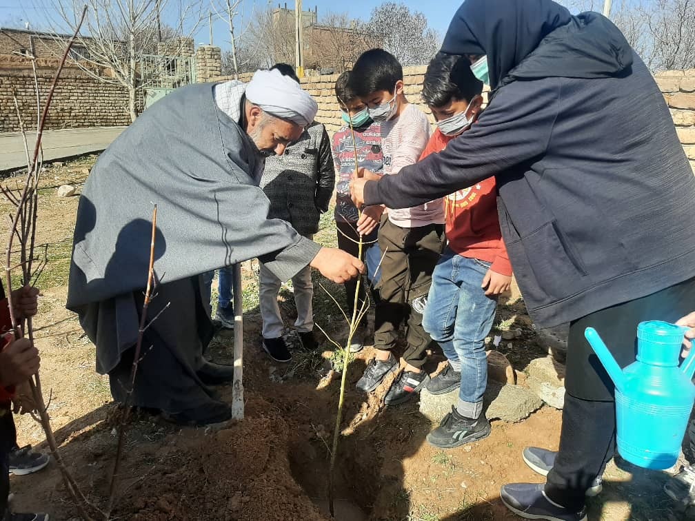 ابتکار امام روستای خیرآباد در برگزاری مراسم اعیاد/ پیکانی که پیام آور شادی است ابتکار امام روستای خیرآباد در برگزاری مراسم اعیاد/ پیکانی که پیام آور شادی است