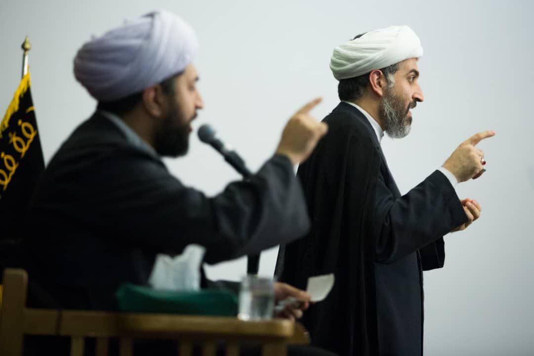 طلبه جوانی که زبان ناشنوایان است طلبه جوانی که زبان ناشنوایان است