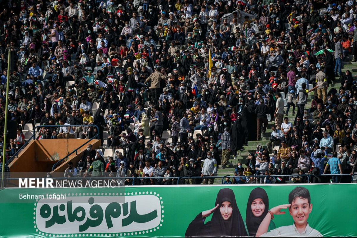 الإنشاد الجماعي لأنشودة «سلام فرمانده» في ملعب آزادي بطهران