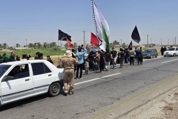 بدرقه ۲۰ کیلومتری زائران اربعین در گرمای ۵۰ درجه توسط اهالی کارون