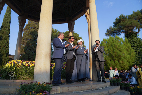 קיום חגיגת מחפל במתחם קברו של חאפז השיראזי