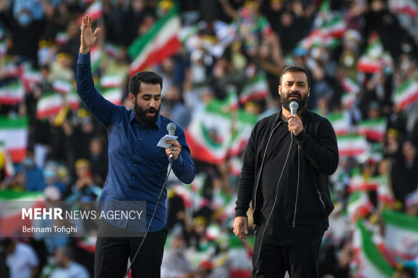 الإنشاد الجماعي لأنشودة «سلام فرمانده» في ملعب آزادي بطهران