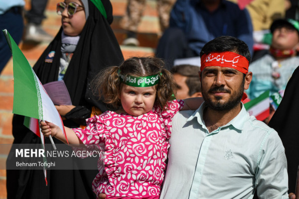 שירת המונים של ההמנון "סלאם פרמנדה" באצטדיון אזאדי בטהראן