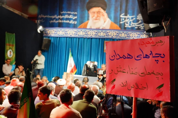 حال‌و‌هوای اجتماع دلدادگان همدانی رهبر شهید در جوار محل شهادت ایشان در رواق کشوردوست