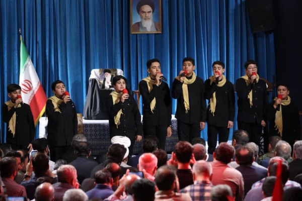 حال‌و‌هوای اجتماع دلدادگان همدانی رهبر شهید در جوار محل شهادت ایشان در رواق کشوردوست