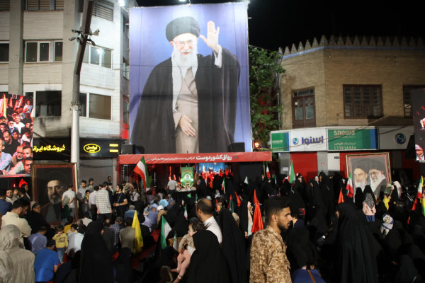 حال‌و‌هوای اجتماع دلدادگان همدانی رهبر شهید در جوار محل شهادت ایشان در رواق کشوردوست
