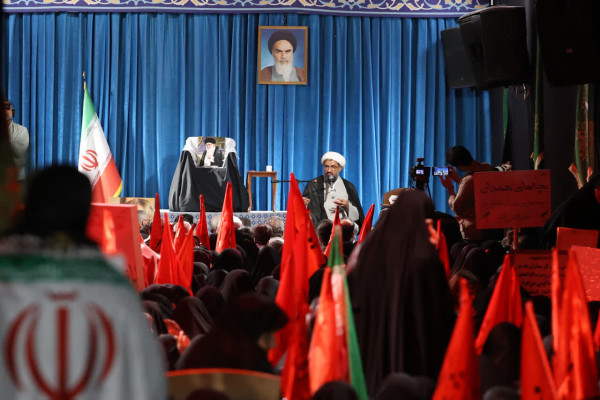 حال‌و‌هوای اجتماع دلدادگان همدانی رهبر شهید در جوار محل شهادت ایشان در رواق کشوردوست