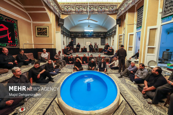 آیین روضه خوانی سنتی در «خانه کربلایی اکرمی» یزد