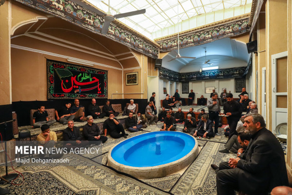 آیین روضه خوانی سنتی در «خانه کربلایی اکرمی» یزد
