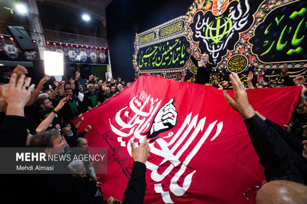 اهتزاز پرچم «یا لثارات الحسین» بر فراز حسینیه اعظم زنجان