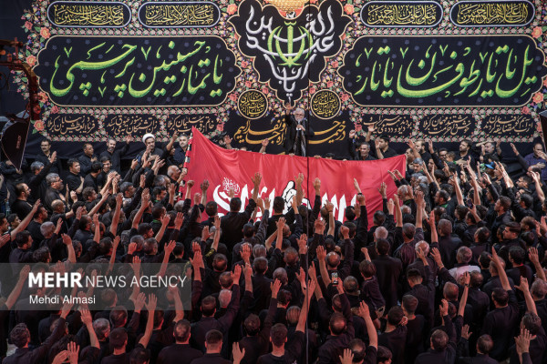 اهتزاز پرچم «یا لثارات الحسین» بر فراز حسینیه اعظم زنجان