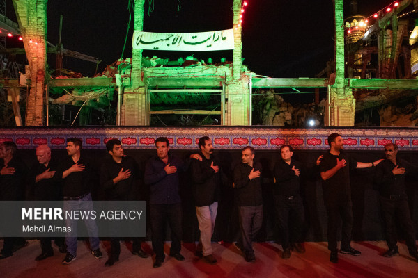 اهتزاز پرچم «یا لثارات الحسین» بر فراز حسینیه اعظم زنجان