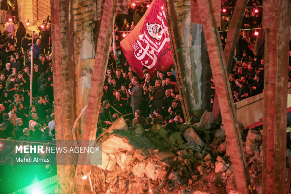 اهتزاز پرچم «یا لثارات الحسین» بر فراز حسینیه اعظم زنجان