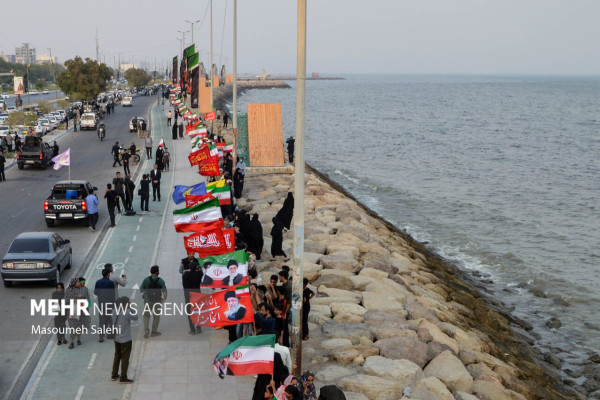 زنجیره انسانی جان‌فدایان خلیج فارس در بندرعباس
