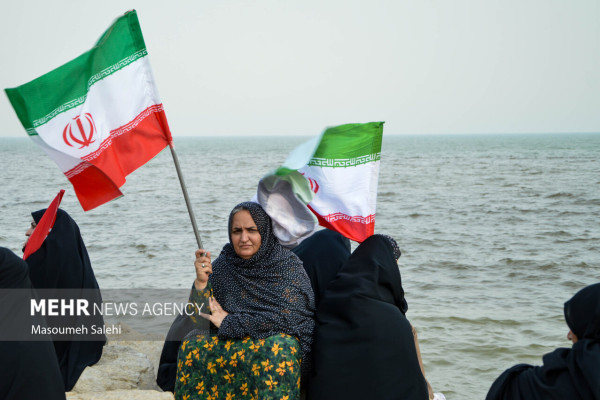 زنجیره انسانی جان‌فدایان خلیج فارس در بندرعباس