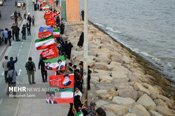 زنجیره انسانی جان‌فدایان خلیج فارس در بندرعباس