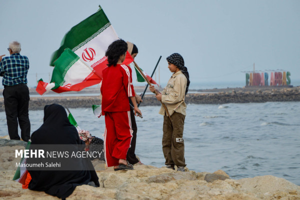 زنجیره انسانی جان‌فدایان خلیج فارس در بندرعباس
