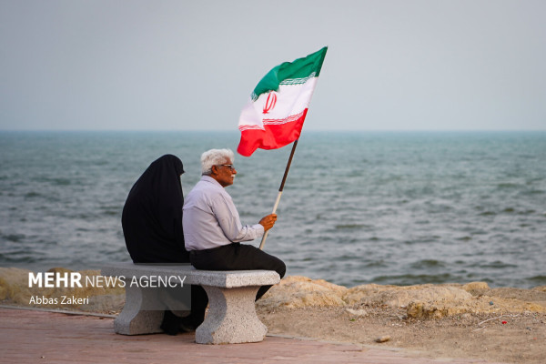 زنجیره انسانی جان‌فدایان خلیج فارس در بندرعباس