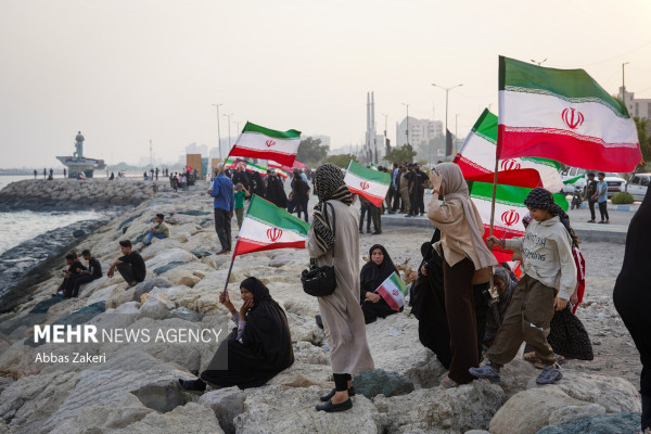 زنجیره انسانی جان‌فدایان خلیج فارس در بندرعباس