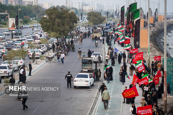 زنجیره انسانی جان‌فدایان خلیج فارس در بندرعباس